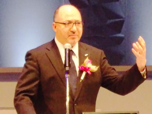 あいさつするベジット・イディアス会長